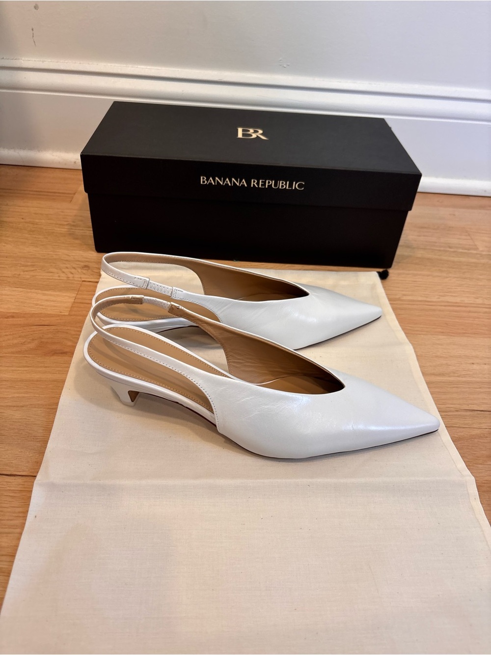 Banana Republic Italian leather slingback pumps in white size 6.5 NEW IN BOX